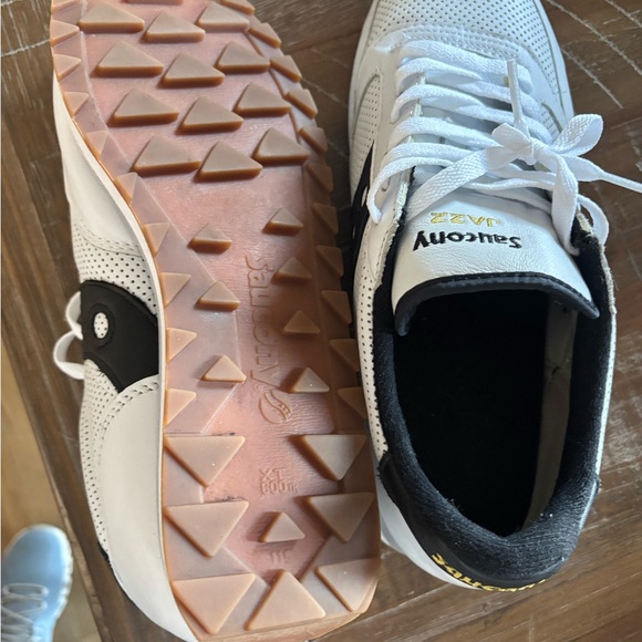 Saucony Jazz Men's White and Black Sneakers - Picture 4 of 5